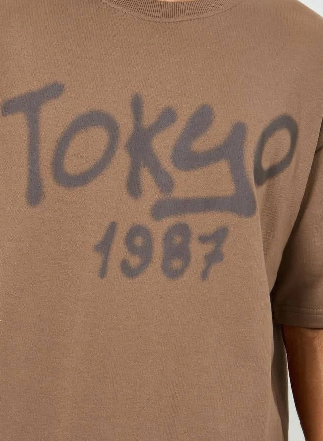 ستايلي تيشيرت بطبعة جرافيك وقصة واسعة للرجال